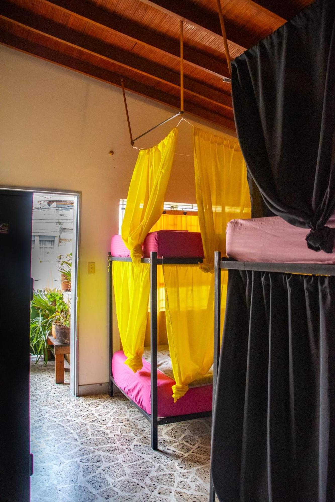 Casa Almarita - Hostal, Bar Y Restaurante Medellin Exterior photo